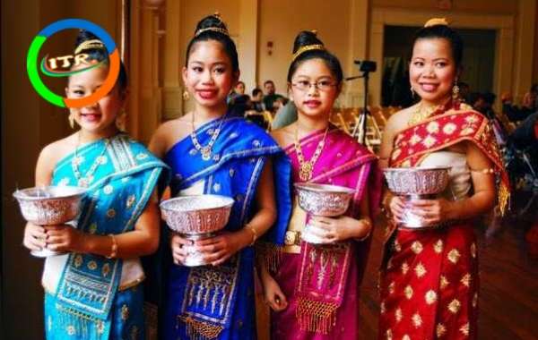 Diễn tả nét đẹp độc đáo trong những mẫu trang phục truyền thống Lào